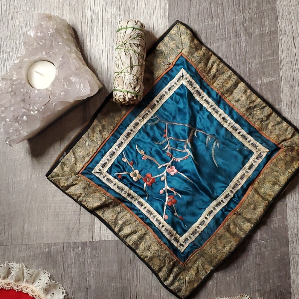 Embroidered placement mat